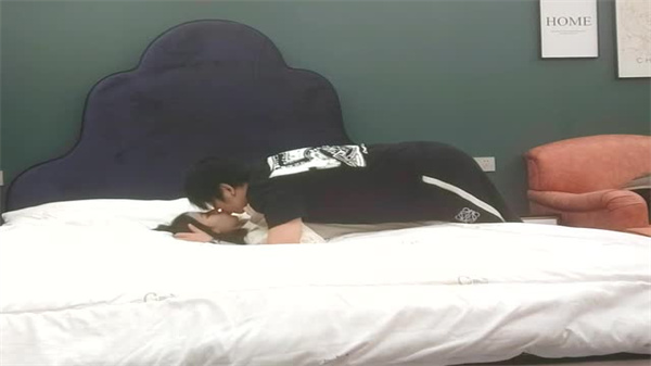 嫩妹上门服务学生装娇喘 淫语挑逗撕黑丝玩弄粉鲍